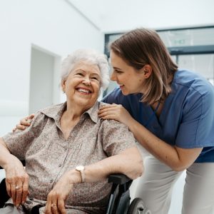 Curso gratuito do SENAC para Cuidador de Idosos: cuide como quem cuidou de você
