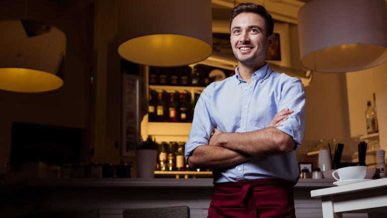 Vaga de garçom em alta: chance real de contratação imediata